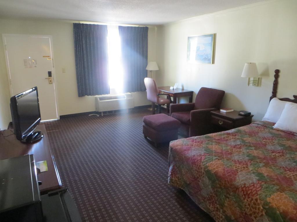 Days Inn Milledgeville Bagian luar foto